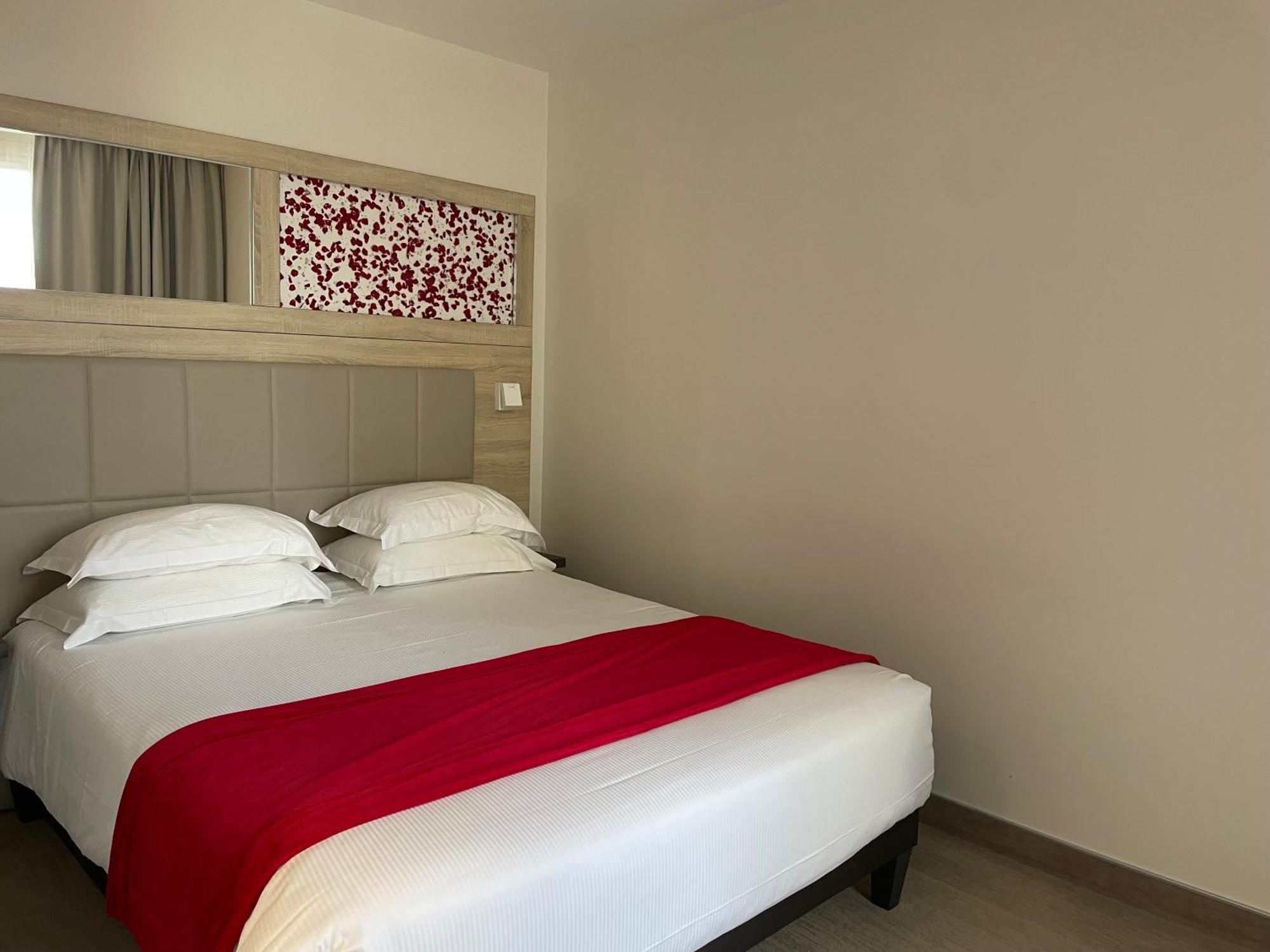 Brit Hotel De Grignan Виши Экстерьер фото